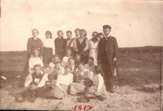 Schuelerinnen-mitLehrer