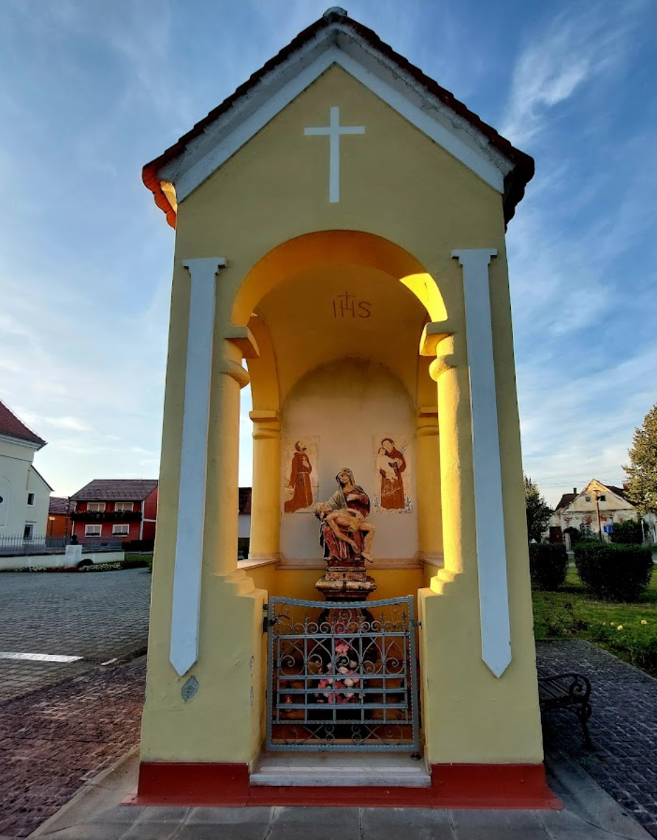 Cirkovljan - Drávaegyház - Poklonac Pieta - Szenvedő Anya, Pietà nyitott kápolnában