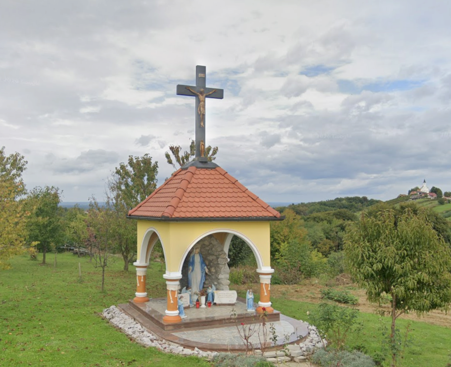Gornji Koncovčak - Felsővéghegy - Poklonac Majke Božje - Isten Anyja-kápolna, nyitott, tetején feszület Mária-szoborral