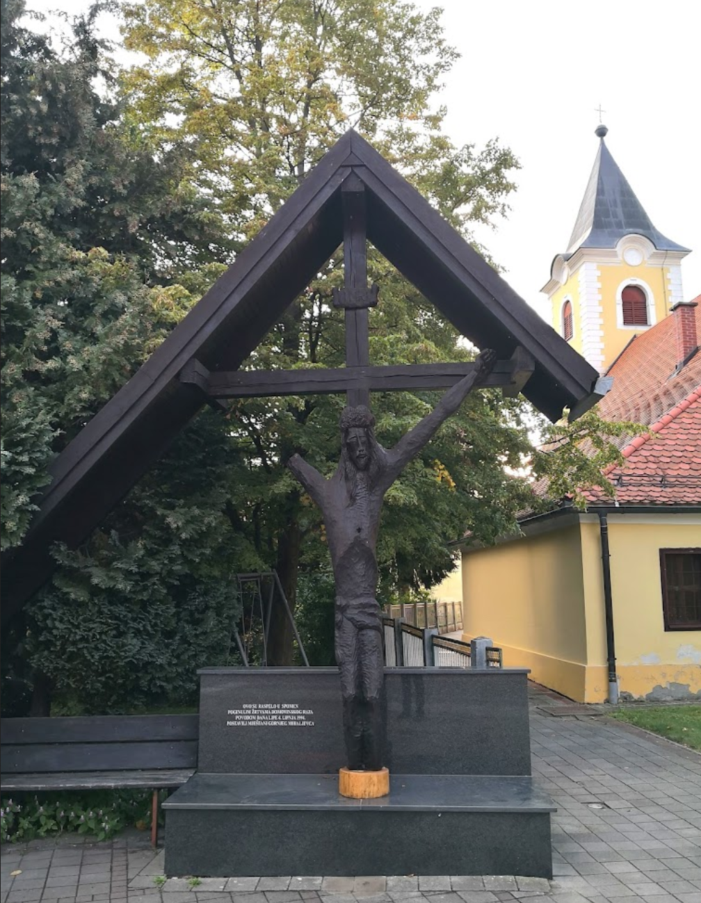 Gornji Mihaljevec - Felsőmihályfalva - Raspelo - Spomenik - Farkašić-kereszt, a honvédő háború áldozatainak emlékére (1994) a templom mellett