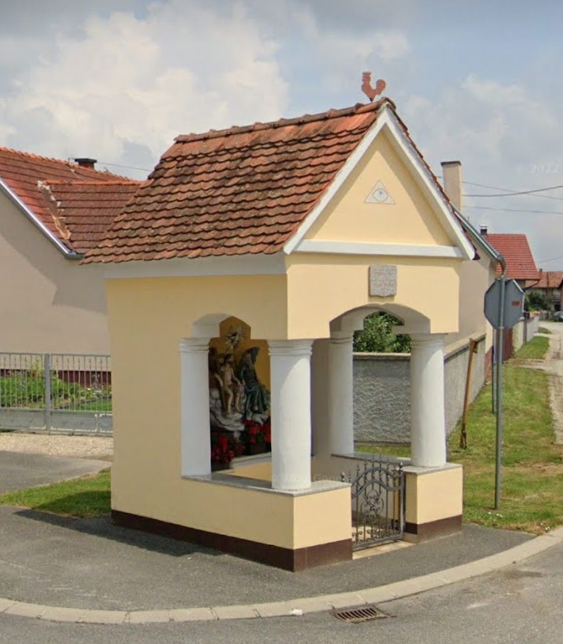 Hodošan - Hodosány - Poklonac - nyitott útikápolna, benne Szentháromság-szoborcsoport