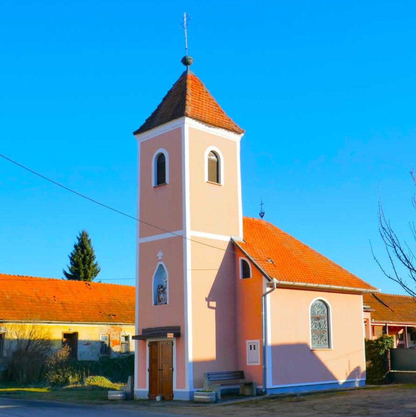 Palinovec - Alsópálfa - Kapela Presvetog Trojstva - Szentháromság-kápolna, homlokzati fülkében Szentháromság-szobor