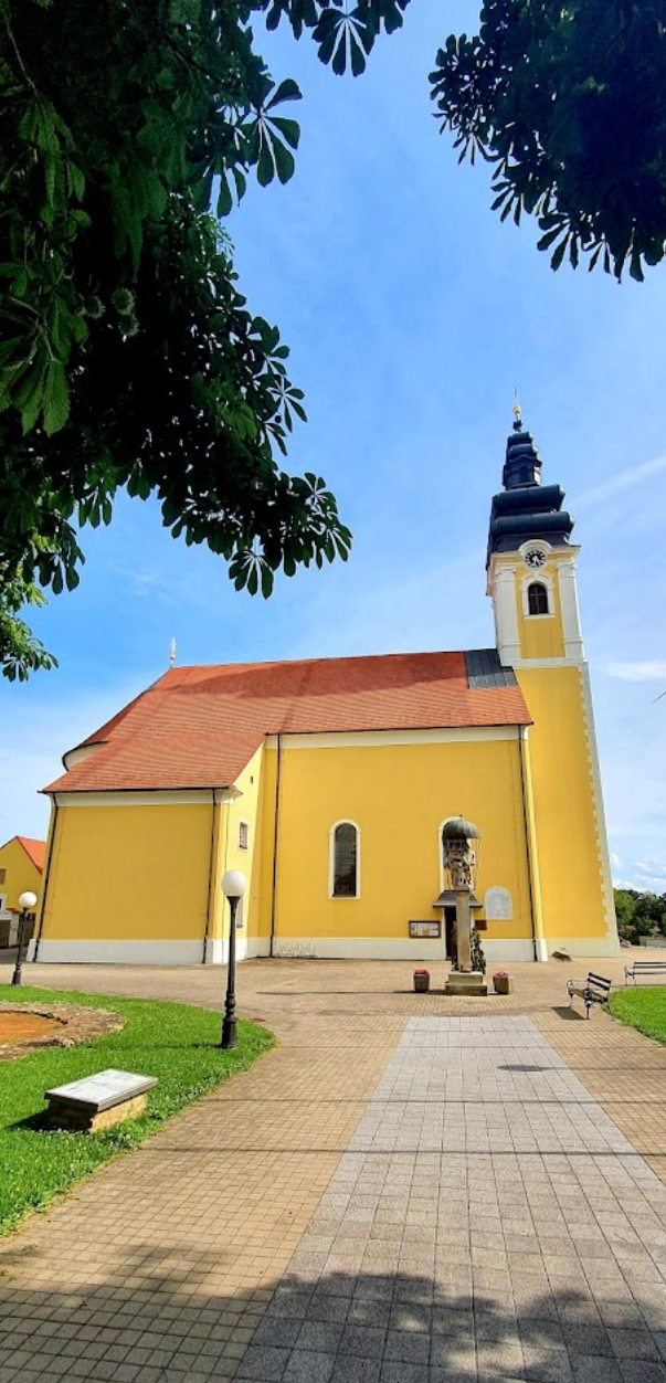 Prelog - Perlak - Kip sv. sv. obitelji - Szent Család-szobor a templomkertben