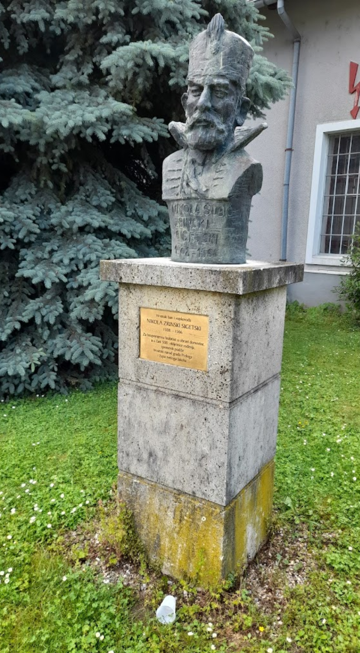 Prelog - Perlak - Spomenik, kip Nikola Zrinski Sigetski - Szigetvári Zrínyi Miklós-mellszobor a templomkertben