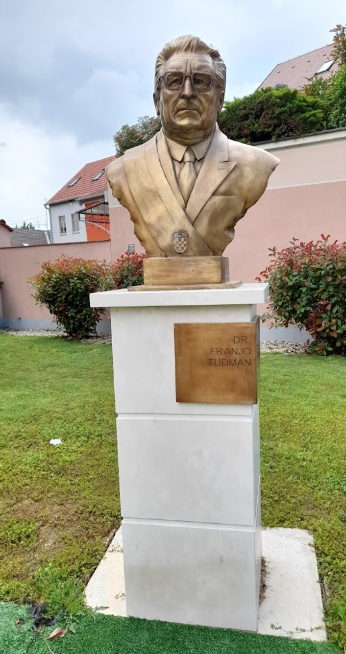 Prelog - Perlak - Spomenik, Kip Franjo Tuđmana - Franjo Tuđman-mellszobor a templomkertben