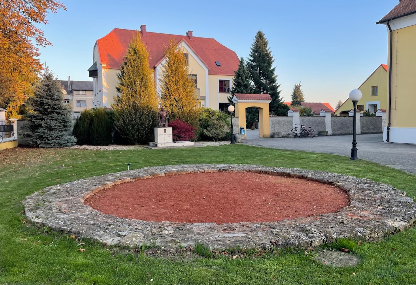 Prelog - Perlak - Spomenik Josipa Jelačića - Jellasics József-mellszobor a templomkertben