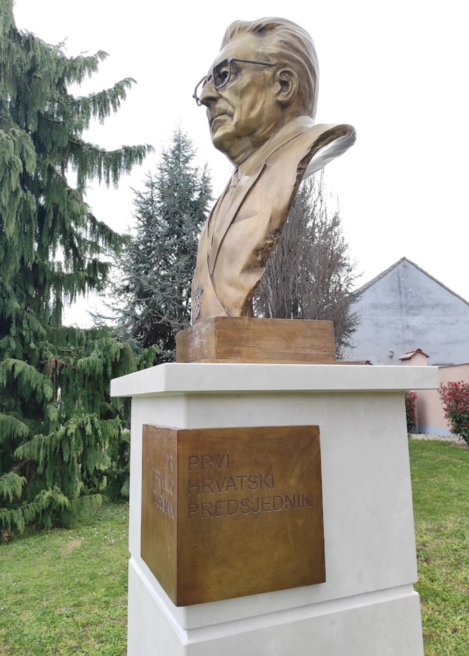 Prelog - Perlak - Spomenik, Kip Franjo Tuđmana - Franjo Tuđman-mellszobor a templomkertben