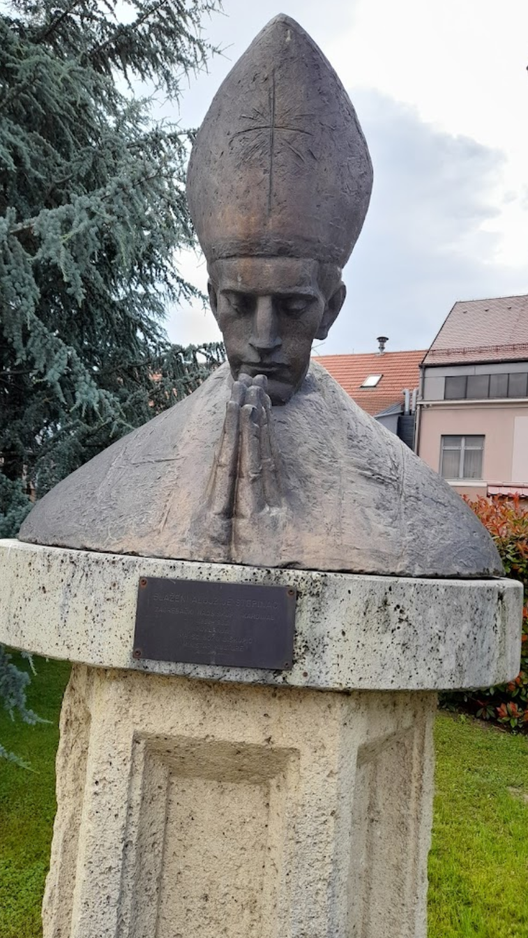 Prelog - Perlak - Spomenik, Blaženi Alojzije Stepinac -  Boldog Alojzije Stepinac püspök mellszobra a templomkertben