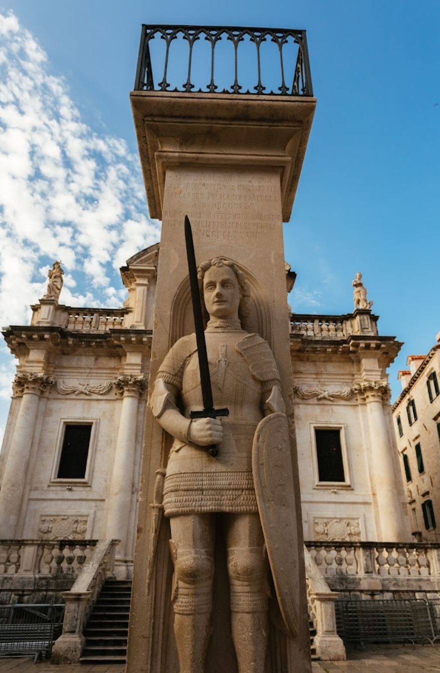 Dubrovnik - Orlandov stup - Orlandó-oszlop, Orlando Furiosó vitéz fémkarddal, kőoszlop