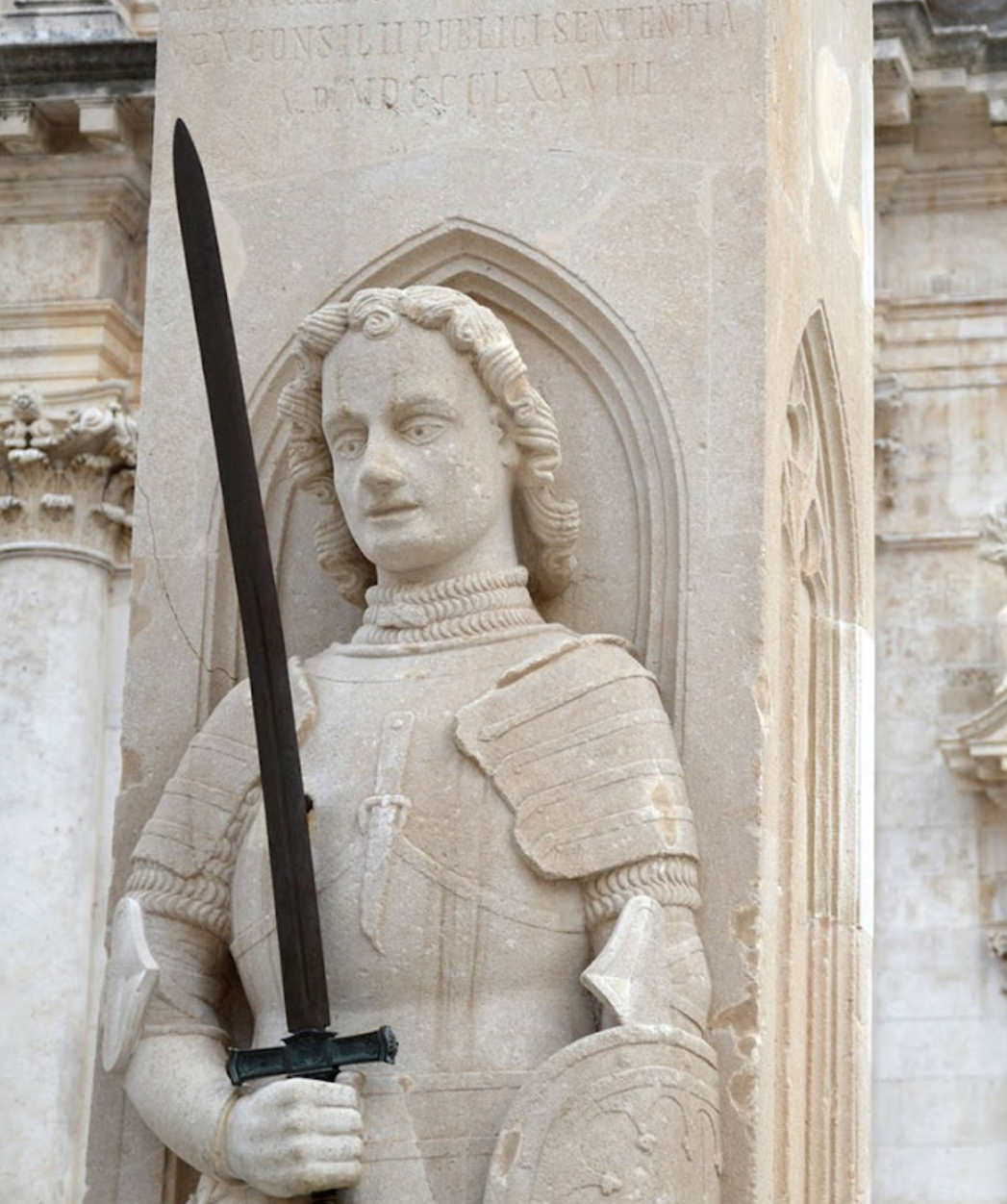 Dubrovnik - Orlandov stup - Orlandó-oszlop, Orlando Furiosó vitéz fémkarddal, kőoszlop