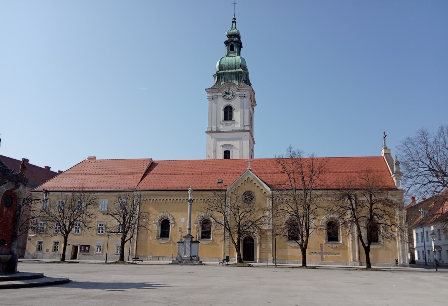 Karlovačka - Károlyváros - Župna crkva Presvetog Trojstva i Franjevački samostan - Szentháromság-plébániatemplom és ferences kolostor