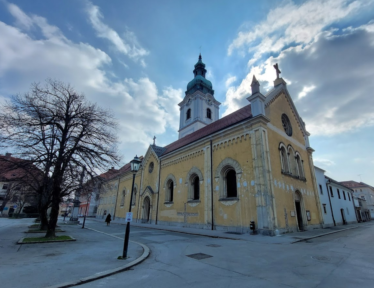 Karlovačka - Károlyváros - Župna crkva Presvetog Trojstva i Franjevački samostan - Szentháromság-plébániatemplom és ferences kolostor