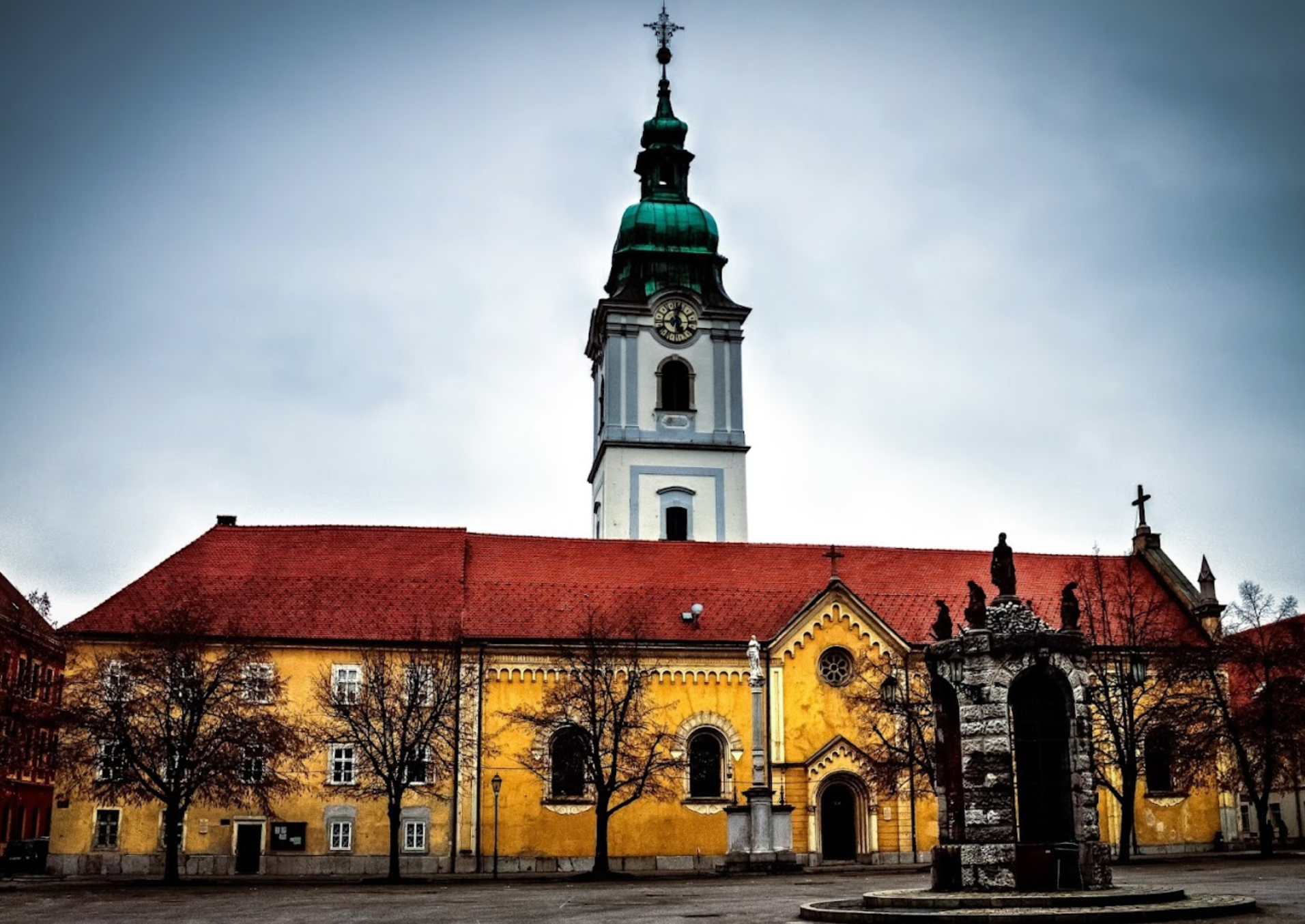 Karlovačka - Károlyváros - Župna crkva Presvetog Trojstva i Franjevački samostan - Szentháromság-plébániatemplom és ferences kolostor
