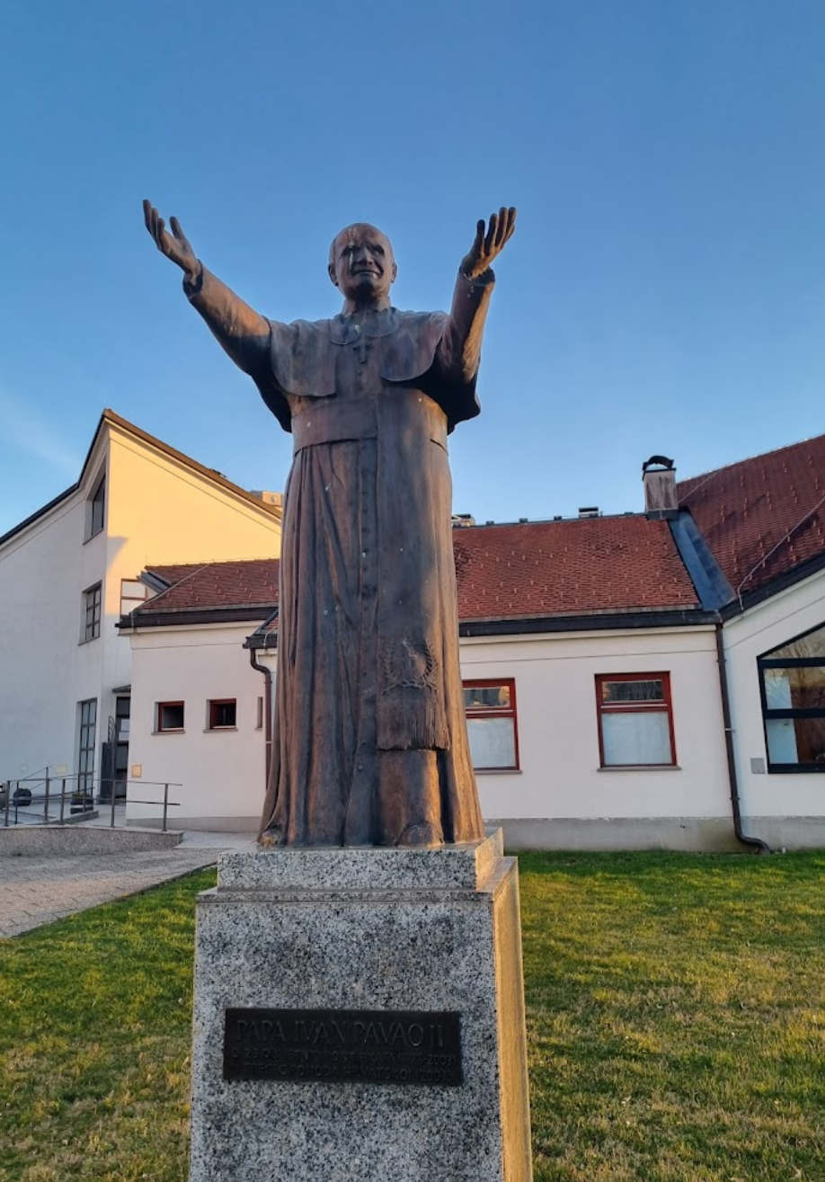 Karlovačka - Károlyváros - Župna crkva Presvetog Srca Isusova - Jézus Szíve-plébániatemplom
