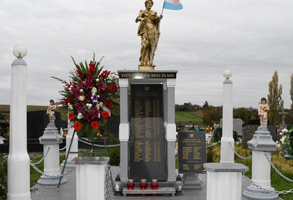 Dropkovec - Spomenik sv. Florijana - Szent Flórián-szobor/emlékmű a templommal szemben