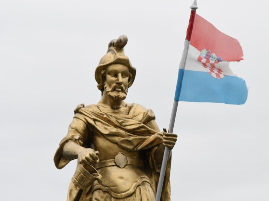 Dropkovec - Spomenik sv. Florijana - Szent Flórián-szobor/emlékmű a templommal szemben