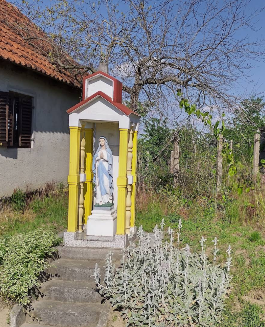 Gologovac - Kip Majke Božje - Szűz Mária-szobor kiskápolnában