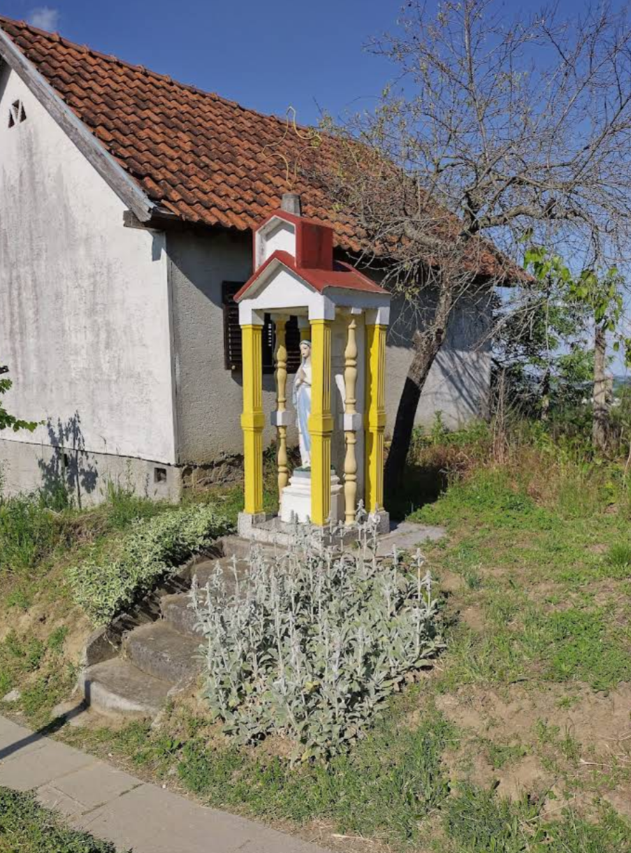 Gologovac - Kip Majke Božje - Szűz Mária-szobor kiskápolnában