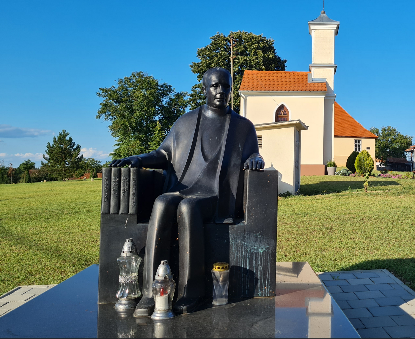 Kalinovac - Kalinóc - Spomenik, skulptur emeritusa Ivana Goluba  - Ivan Golub emeritus márványszobra