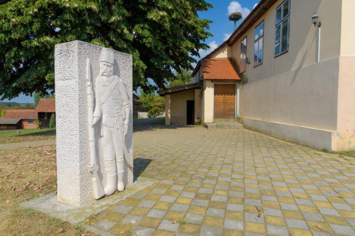 Kalinovac - Kalinóc - Spomenik, skulptur Krajišnik autora Janko Mošnja iz Pazina - pazini Janko Mošnja Krajišnik kőszobra