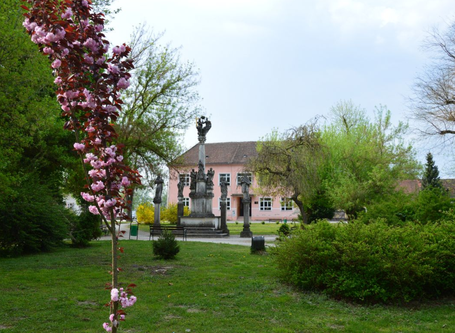 Legrad - Légrád - Pilovi sv. Florijana, sv. Ivana Nepomuka i sv. Antuna Padovanskog - Szent Flórián-oszlop, két oldalán Nepomuki Szent János és Páduai Szent Antal-oszlop