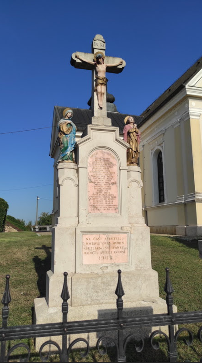 Sveti Ivan Žabno - Raspelo - templomkereszt, kőkereszt korpusszal és két mellékalakkal a templomkertben