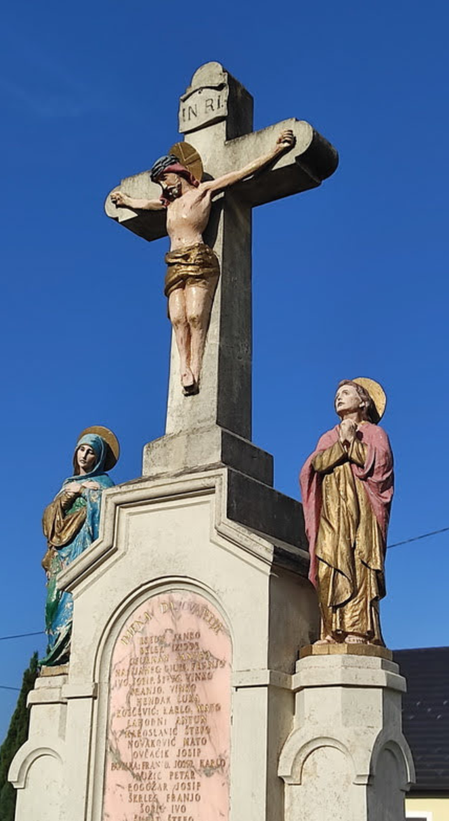 Sveti Ivan Žabno - Raspelo - templomkereszt, kőkereszt korpusszal és két mellékalakkal a templomkertben