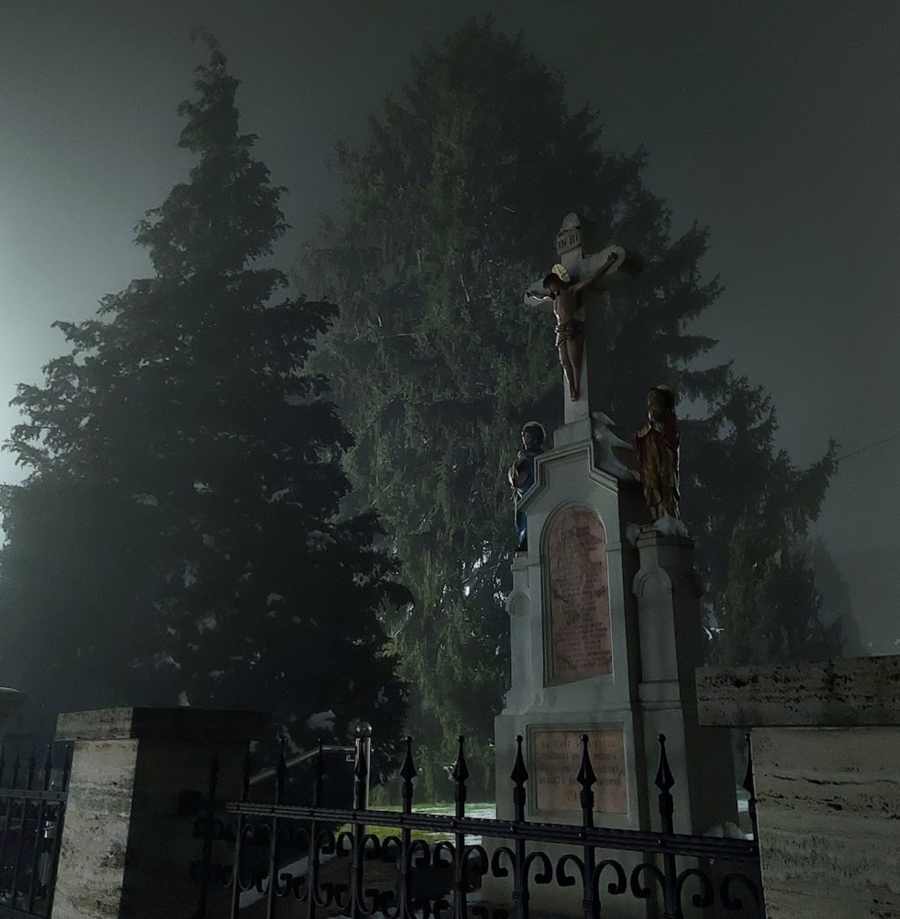 Sveti Ivan Žabno - Raspelo - templomkereszt, kőkereszt korpusszal és két mellékalakkal a templomkertben