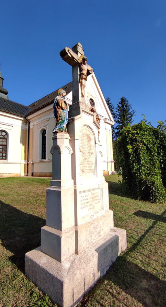 Sveti Ivan Žabno - Raspelo - templomkereszt, kőkereszt korpusszal és két mellékalakkal a templomkertben