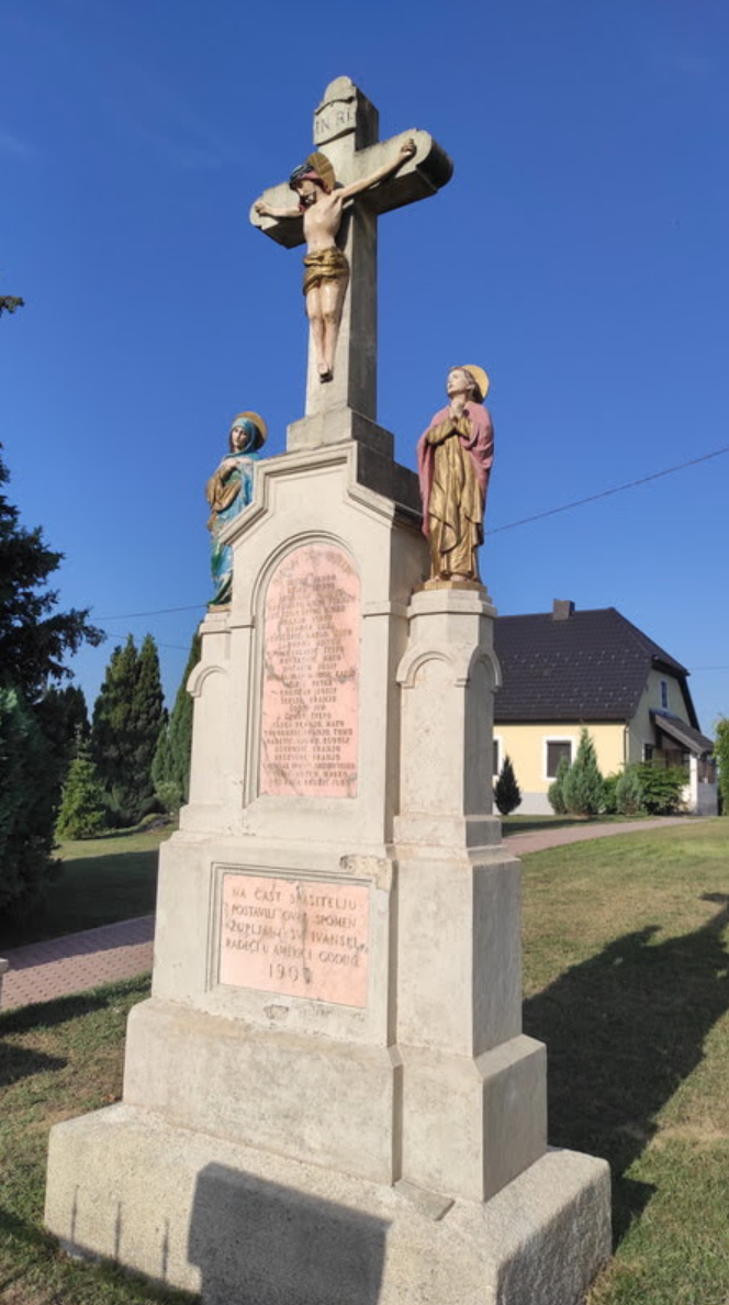 Sveti Ivan Žabno - Raspelo - templomkereszt, kőkereszt korpusszal és két mellékalakkal a templomkertben