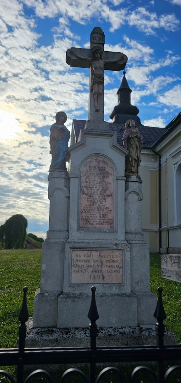 Sveti Ivan Žabno - Raspelo - templomkereszt, kőkereszt korpusszal és két mellékalakkal a templomkertben