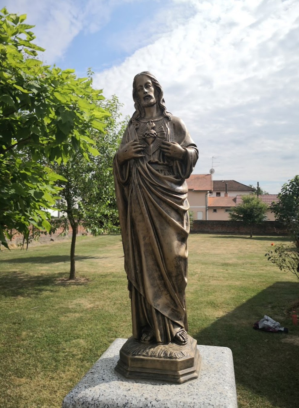 Virje - Kip Srca Isusova - Jézus Szíve-szobor a templomkertben