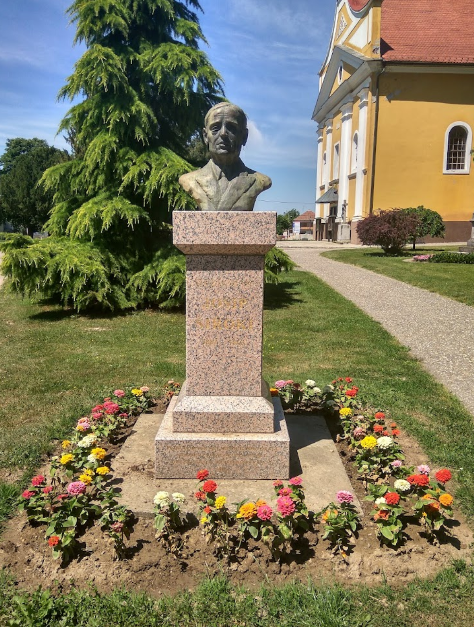 Virje - Spomenik muzikolog Dr. Josip Široki Baček - Dr. Josip Široki Baček zenetudós emlékműve, mellszobor a templomkertben