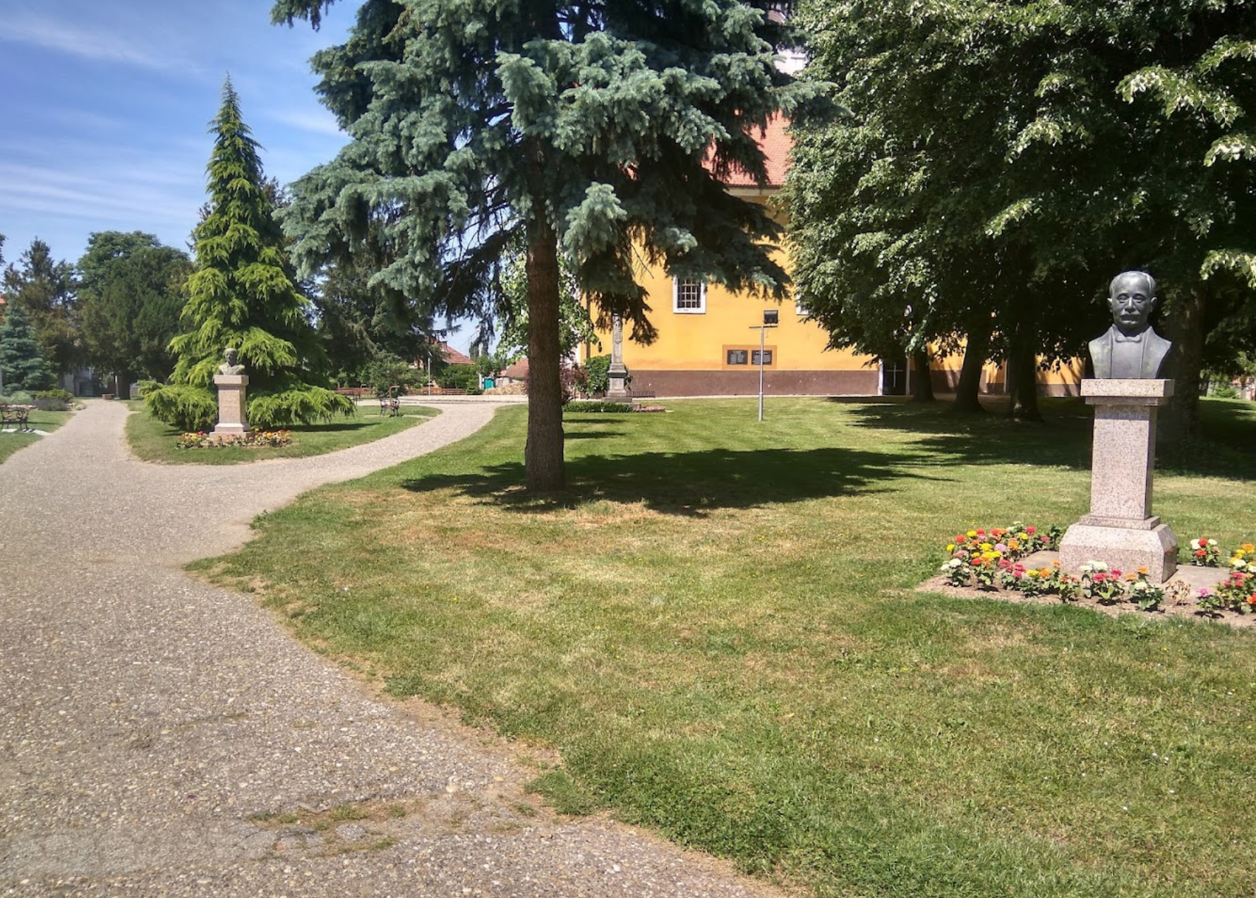 Virje - Spomenik akademik Franjo Fancev - Franjo Fancev akadémikus emlékműve, mellszobor a templomkertben