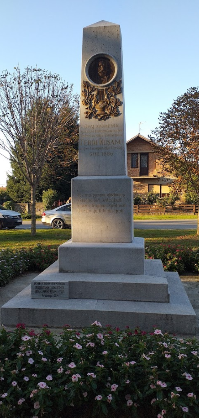Virje - Spomenik Ferdi Rusanu, obelisk - Ferdi Rusanu-emlékmű, obeliszk a templomkertben