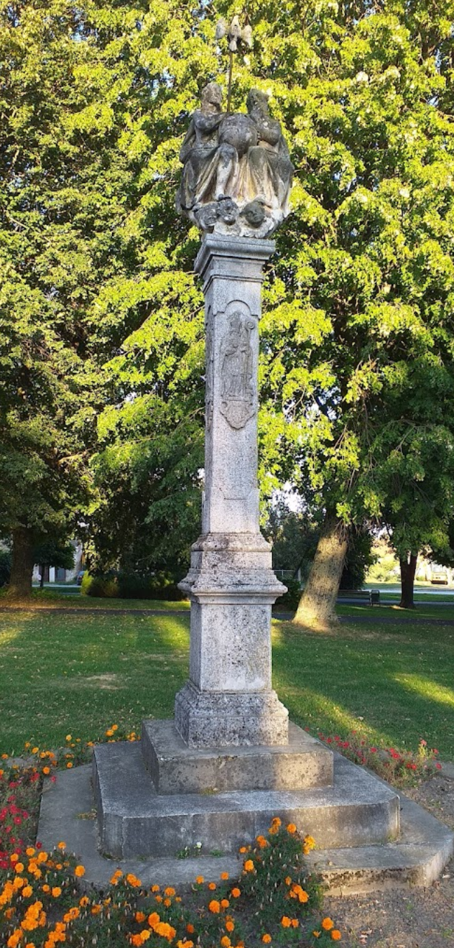 Virje - Pil Presvetog Trojstva - Szentháromság-szobor a templomkertben