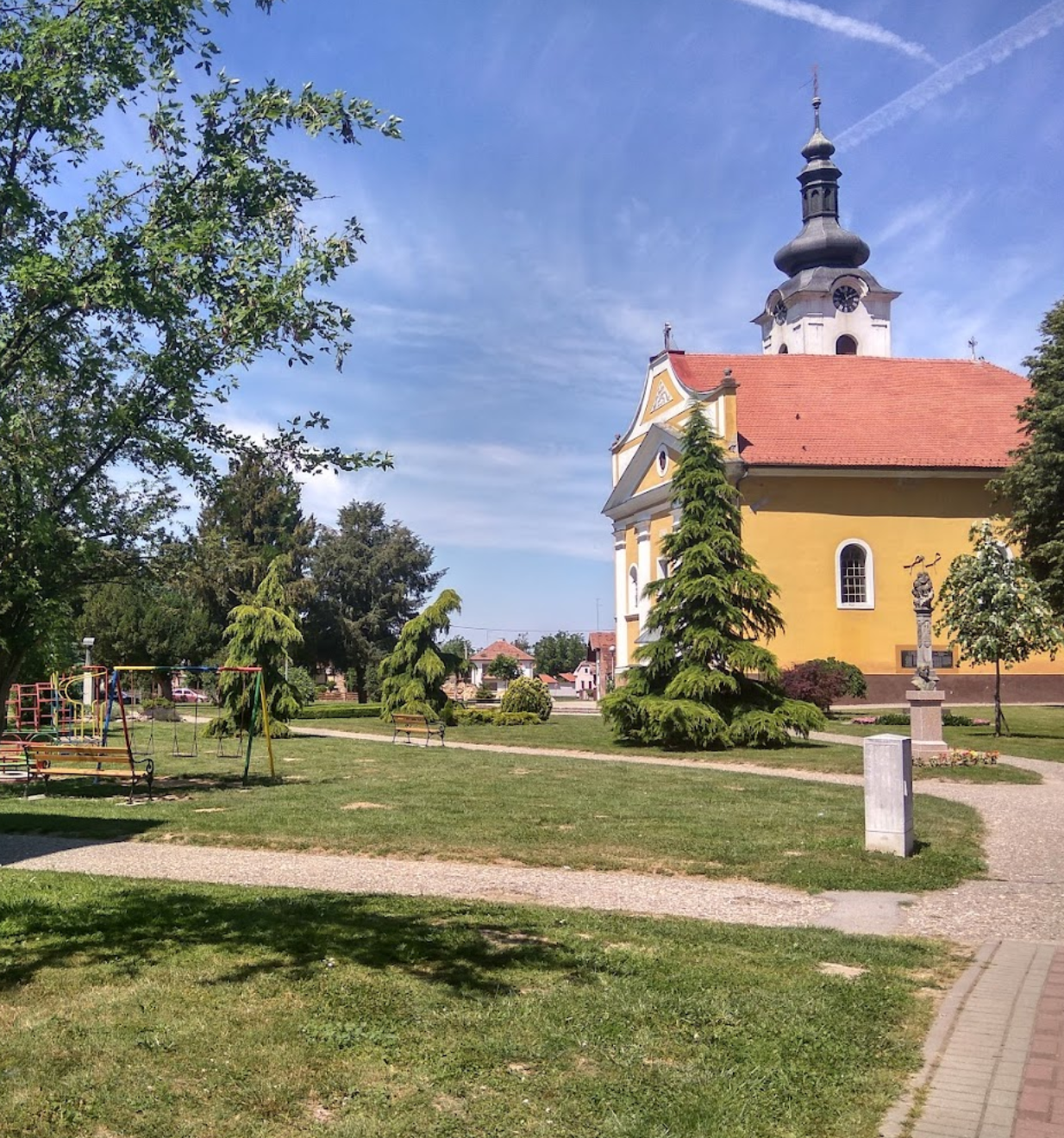 Virje - Pil Presvetog Trojstva - Szentháromság-szobor a templomkertben