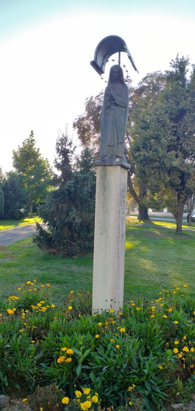 Virje - Pil Majke Božje - Szűz Mária-szobor a templomkertben
