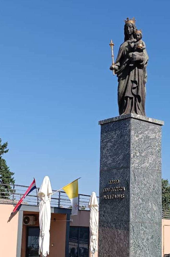 Aljmaš - Almás - Pil Majke Božje s malim Isusom - Szűz Mária a gyermek Jézussal a templom előtt