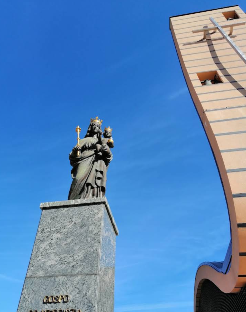 Aljmaš - Almás - Pil Majke Božje s malim Isusom - Szűz Mária a gyermek Jézussal a templom előtt