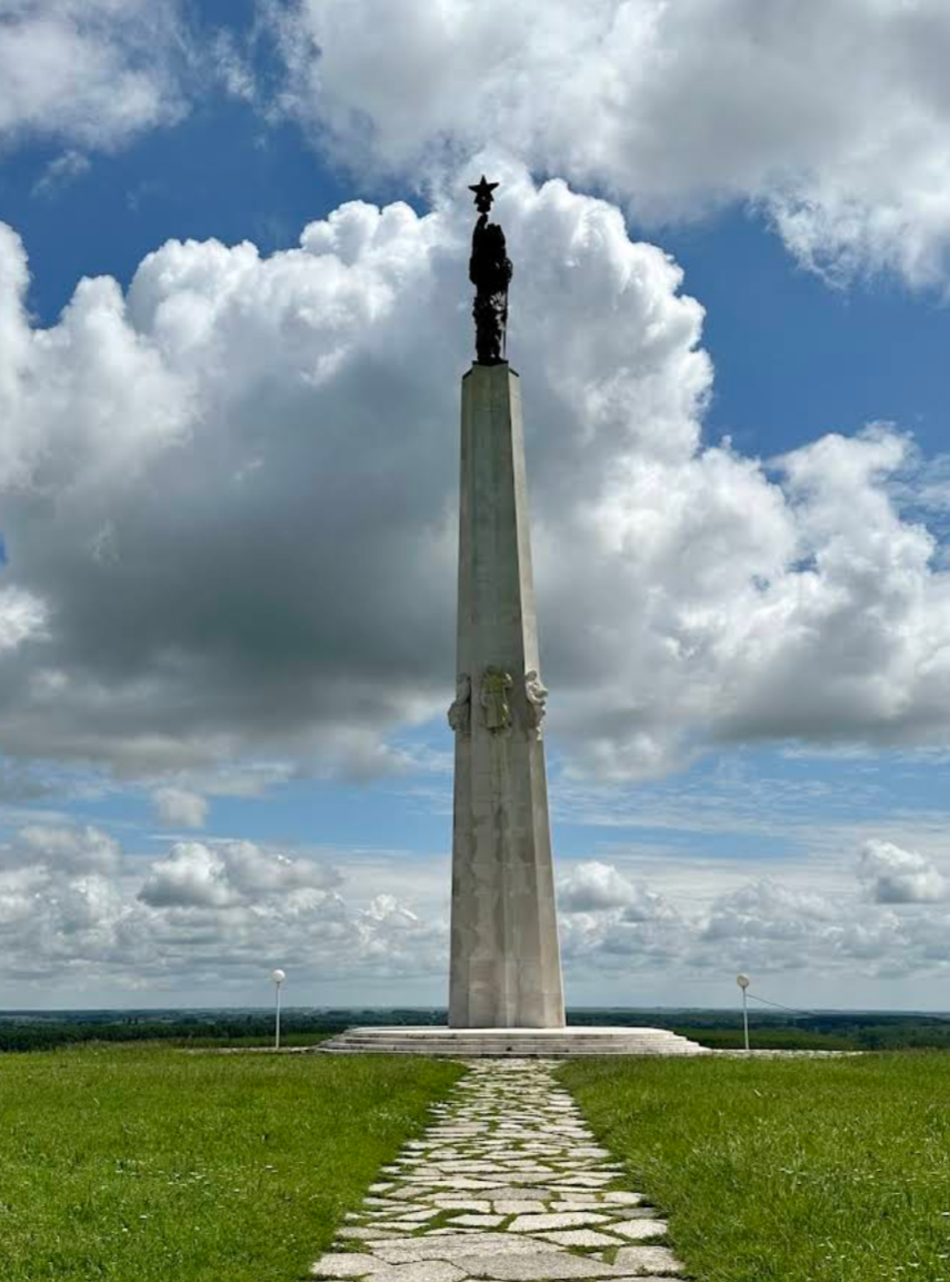 Batina - Kiskőszeg - Memorijalni kompleks Batinska bitka (Julka) i vidikovac - szovjet emlékmű, obeliszk és kilátópont