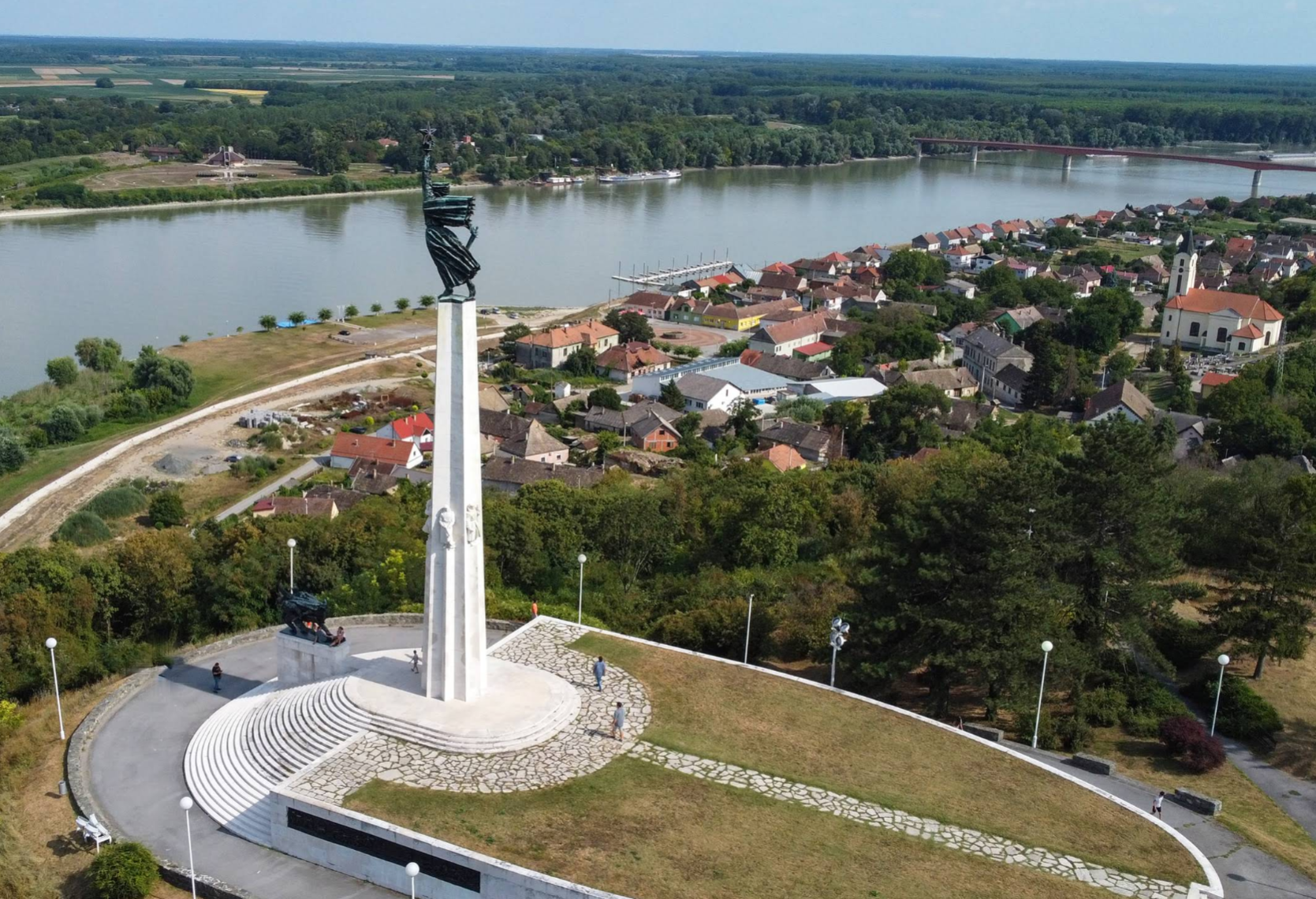 Batina - Kiskőszeg - Memorijalni kompleks Batinska bitka (Julka) i vidikovac - szovjet emlékmű, obeliszk és kilátópont