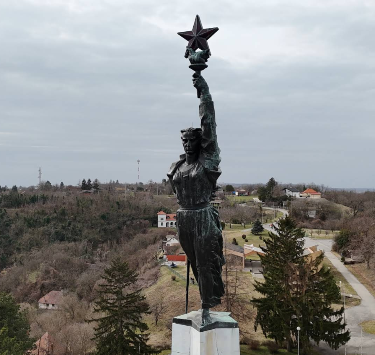 Batina - Kiskőszeg - Memorijalni kompleks Batinska bitka (Julka) i vidikovac - szovjet emlékmű, obeliszk és kilátópont