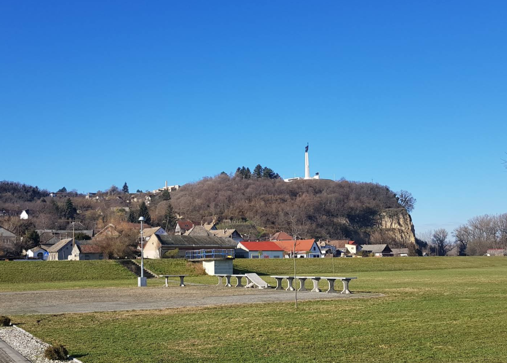 Batina - Kiskőszeg - Memorijalni kompleks Batinska bitka (Julka) i vidikovac - szovjet emlékmű, obeliszk és kilátópont