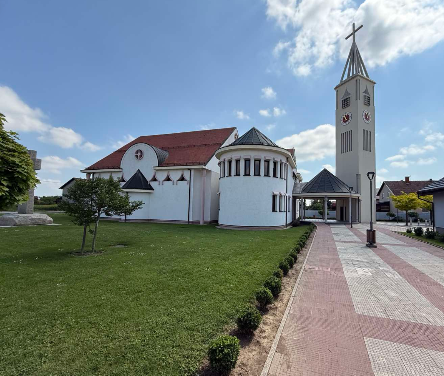 Đakovo - Diakovár - Crkva Dobrog Pastira - Jó pásztor-templom különálló harangtoronnyal