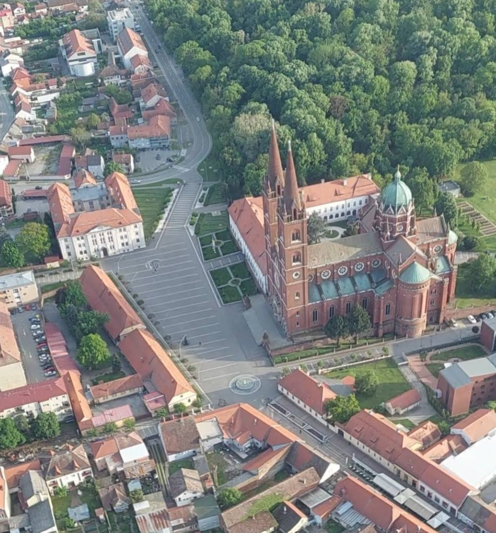 Đakovo - Diakovár - Đakovačka katedrala Svetog Petra i Biskupski dvor - Szent Péter székesegyház és püspöki palota