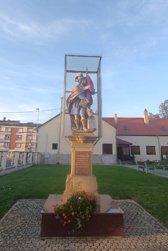 Donji Miholjac - Alsómiholjác - Kip svetog Florijana - Szent Flórián-szobor a templomkertben