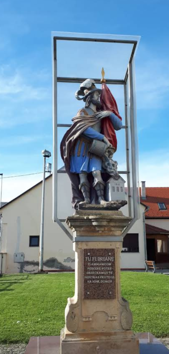 Donji Miholjac - Alsómiholjác - Kip svetog Florijana - Szent Flórián-szobor a templomkertben