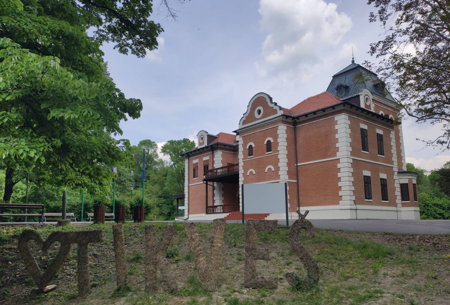 Lug - Laskó - Dvorac Tikveš -  tökösi kastély
