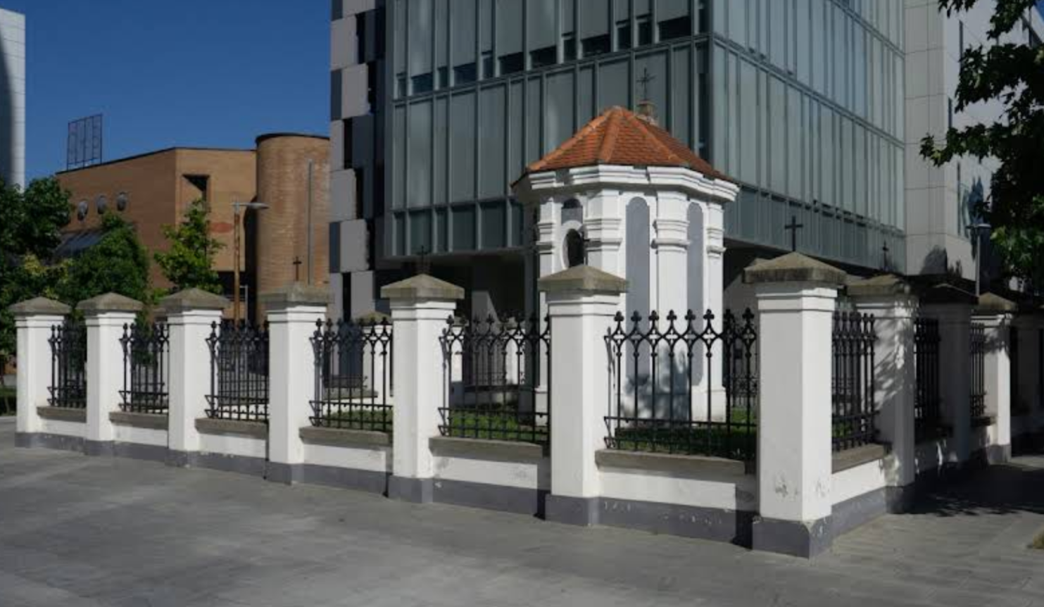 Osijek - Eszék - Kapelica Kamenitog križa, Žalosna kapelica - Kőkereszt-kápolna/A bánat kápolnája, benne kőfeszület